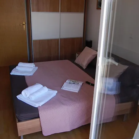 Sun - 100m From Sea Apartment Kastela