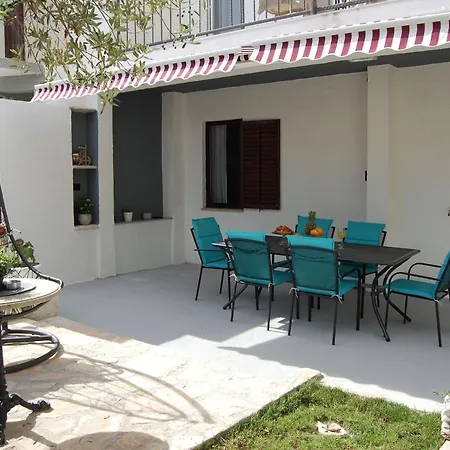 Apartment Sun - 100m From Sea Kastela