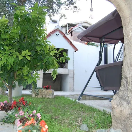 Sun - 100m From Sea Apartment Kastela
