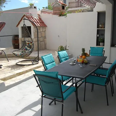 Sun - 100m From Sea Apartment Kastela