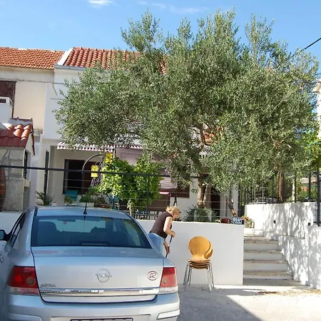 Apartment Sun - 100m From Sea Kastela